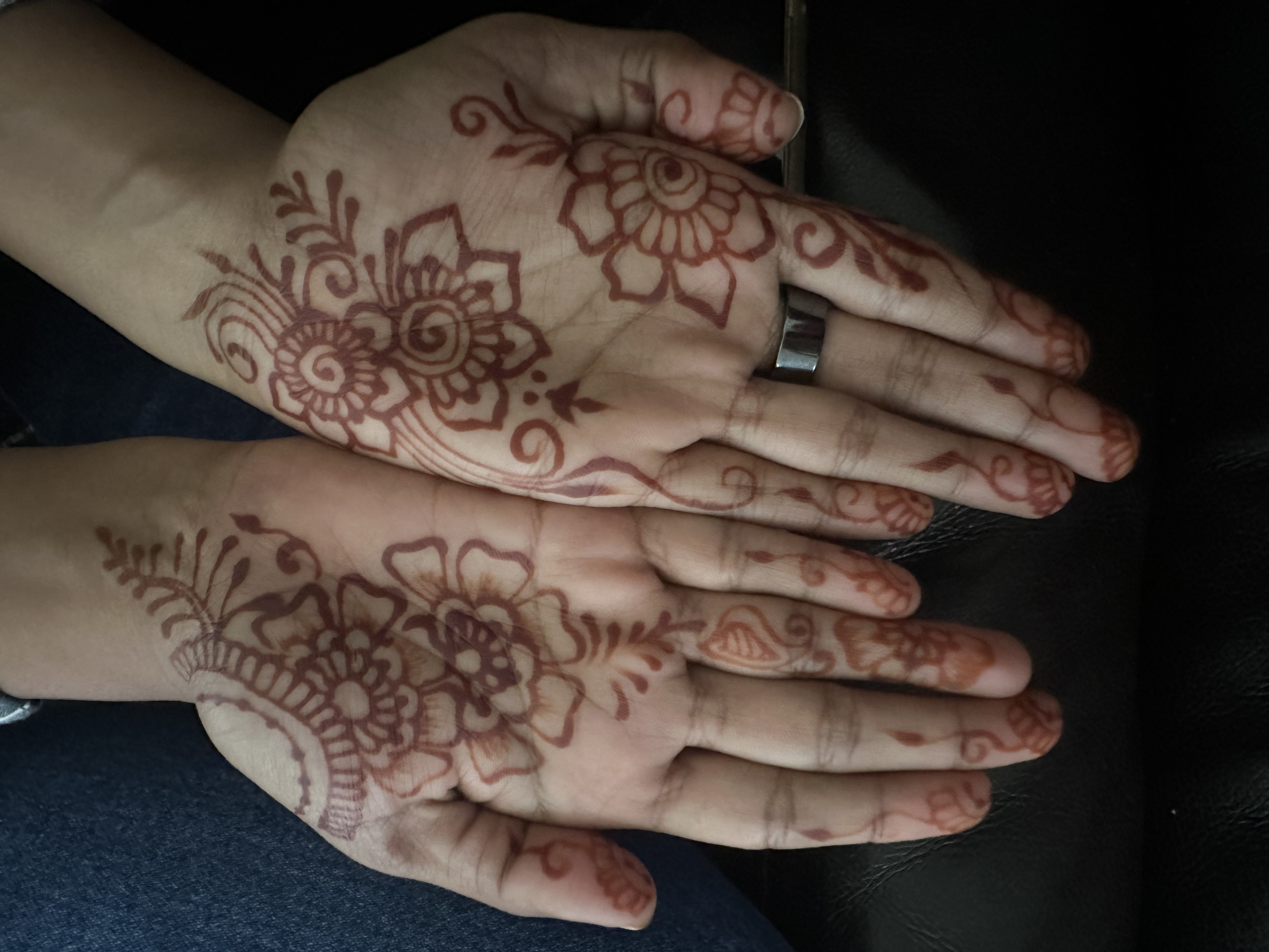 two-hands-design
